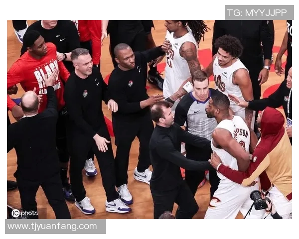 猛龙幕后揭秘:球员内讧矛盾频发,训练气氛紧张 猛龙幕后揭秘:球员内讧矛盾频发,训练气氛紧张